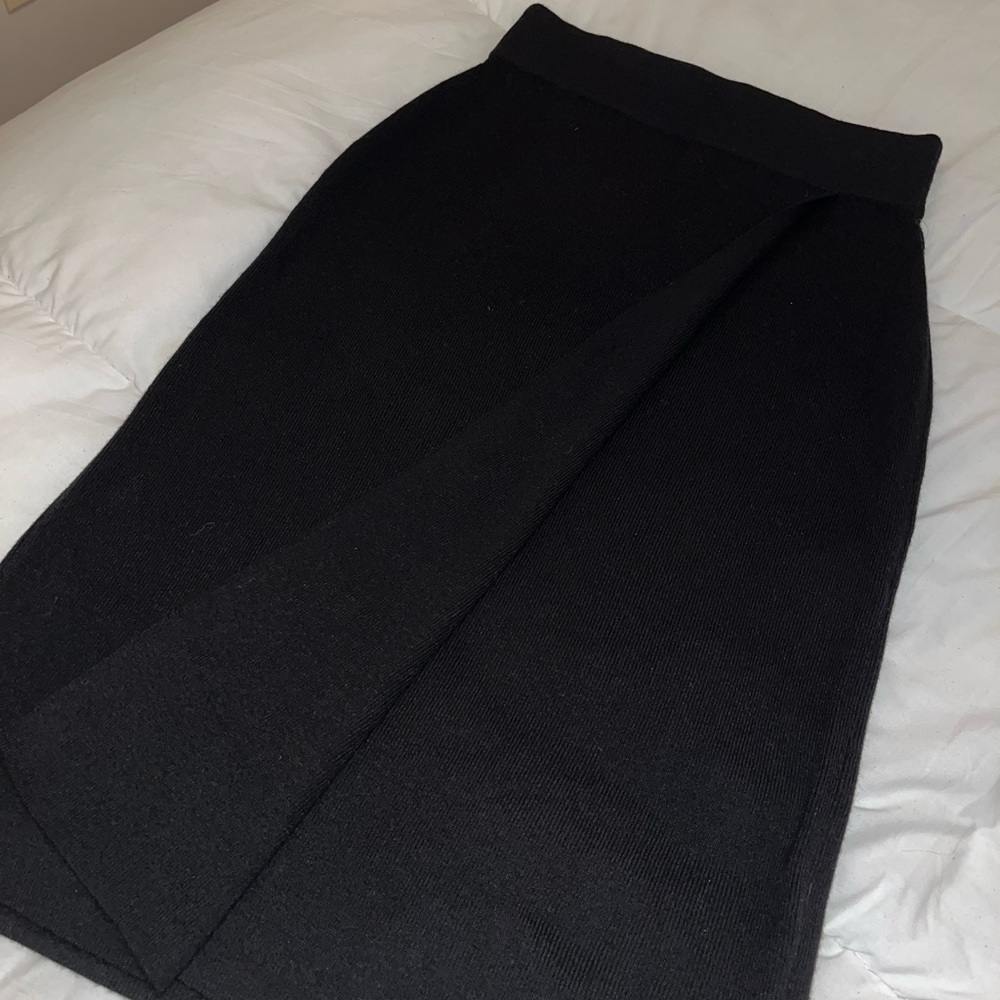 SOLD 🔴 Club Monaco ribbed midi skirt